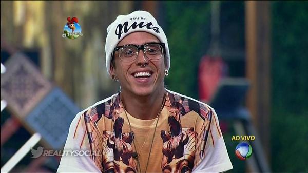 OsupremoKaio's tweet photo. esse povo agora deu pra falar do dh por tras, so consigo rir. #AFazenda http://t.co/CoD3ggRIa4