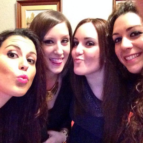 mayteee22's tweet photo. Echo de menos noches como esta. Os echo de menos @Raqunzzel @GuiaSweet @Mluisa189 http://t.co/XR52Liz94R