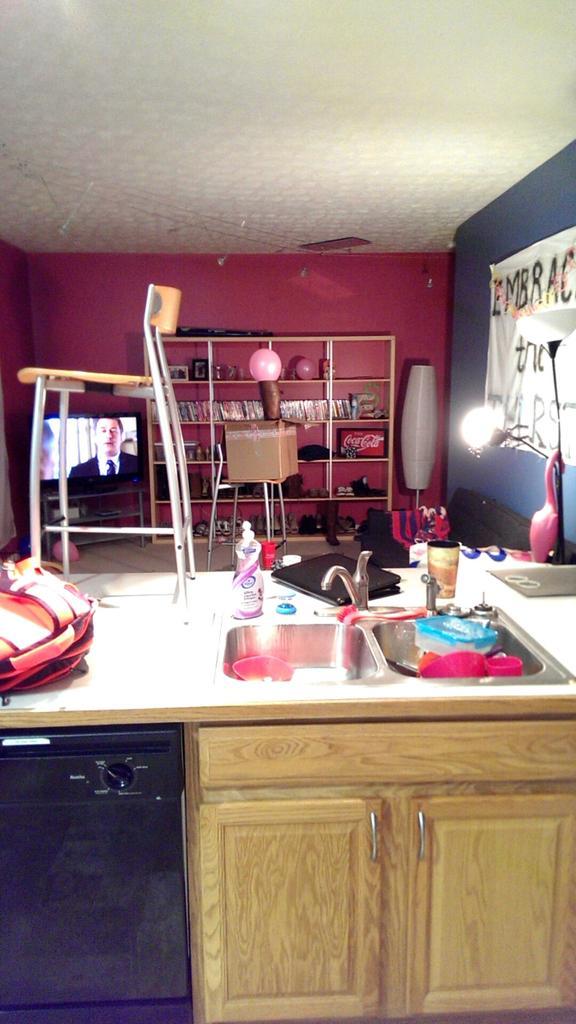 KEJS104's tweet photo. Weird things happen in our apartment late at night http://t.co/r3PFRbo9Ig
