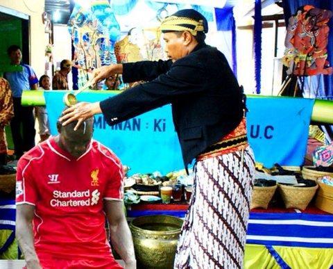 poconggLFC's tweet photo. Ritual buang sial Balotelli jelang lawan Madrid dinihari nanti. http://t.co/0KUTnMmrCt