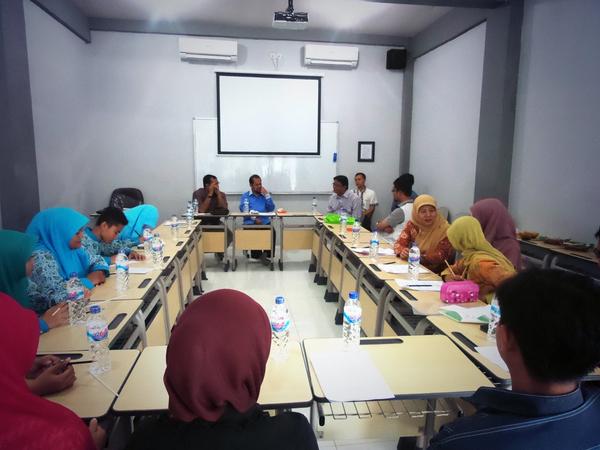 SMAPrestasi's tweet photo. Kunjungan Universiti Putra Malaysia untk sharing dgn siswa @SMAPrestasi  tntng produk halal bersama BPOM &amp; Dinkes Sby http://t.co/kYtRvkQtEt