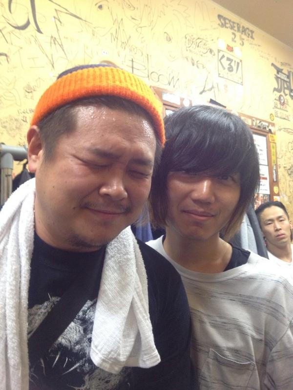 ヨコタ キュウソネコカミ En Twitter Factえっくんさんとキュウソそごうのドラマー2ショット ってあれ 後ろで恨めしそうな顔をしてるのは Http T Co Ogq2nlk1bj ヨコタ キュウソネコカミ En Twitter Factえっくんさんとキュウソそごうのドラマー2ショット ってあれ 後ろで恨めしそうな顔をしてるのは Http T Co Ogq2nlk1bj