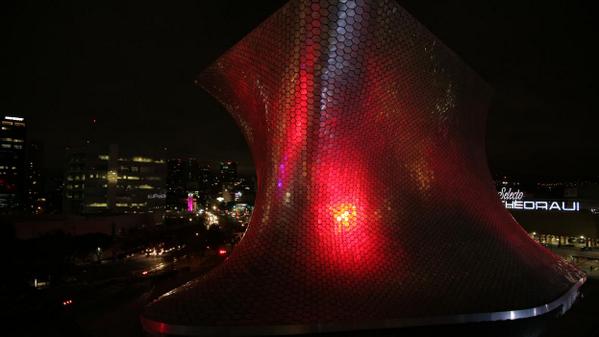 Telcel's tweet photo. .@ElMuseoSoumaya se ilumina de rojo en apoyo a la lucha contra el VIH. #TelcelRED. http://t.co/cEZbh4ri4r http://t.co/KMDUJhfONw