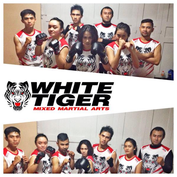 WThaijitsu's tweet photo. Setelah latihan harus tetap eksis ya kawan-kawan http://t.co/HlmRXxH5Ca