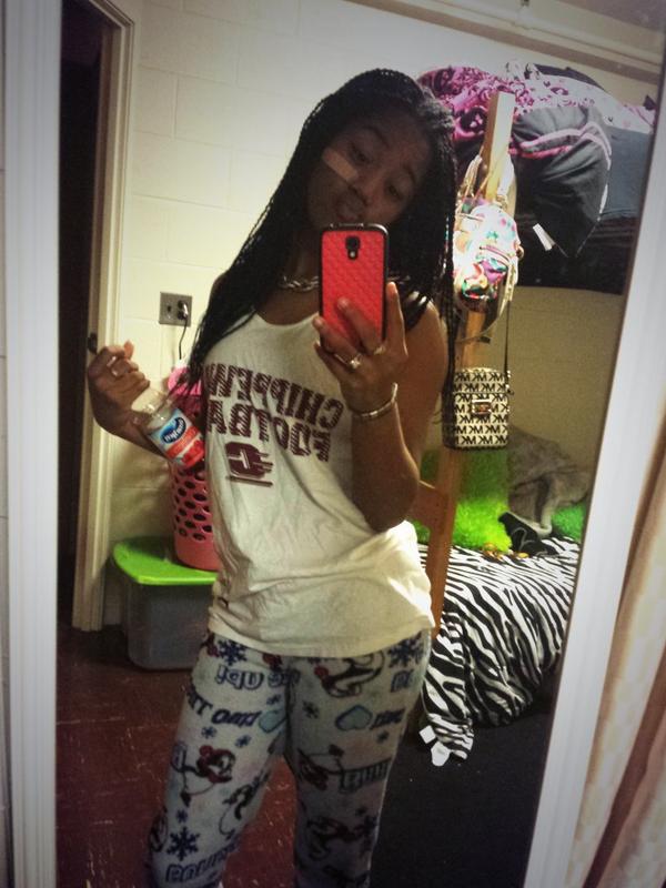 _BeautifulBabe's tweet photo. Going to bed, excuse my bandage! #NellyNight 😍😘 http://t.co/8d6WkEeyjG