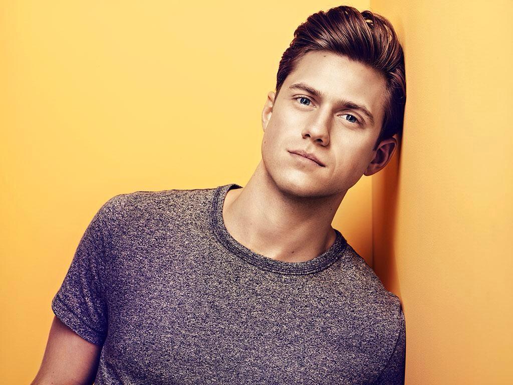 Happy birthday Aaron Tveit. I thank youre parents for the beautiful voice they blessed the earth with  