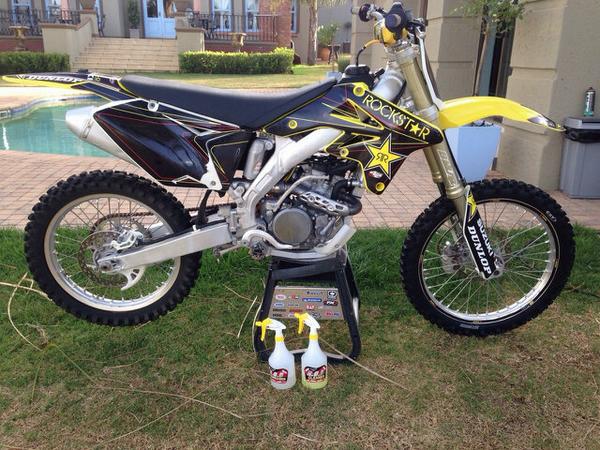 missinglink_ind's tweet photo. Riccardo Tafani's Suzuki kept clean by K.O.D Products #yellowshine #KODproducts http://t.co/hHQdEGzDHp