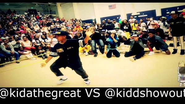 DANCERSinfo's tweet photo. 【LAのキッズダンスバトルが桁違い！】SNSで話題になったヤバすぎるダンスバトル

KRUMPの創設者「TommyTheClown」の姿も見えます！！

この動画をフルで見たい方はこちら→http://t.co/Ag37b4Tcva http://t.co/0ue00b5ruH
