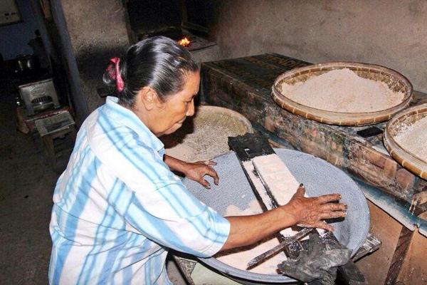 MALUKUSATUDAR4H's tweet photo. Mama Tien Silooy, dari Negeri Amahusu #Ambon sedang membuat Sagu Lempeng (bakar sagu). 

Photo: @arieparikesit http://t.co/ug7xENOBNb