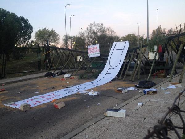 stsimadrid's tweet photo. Accesos al campus de Somosaguas cortados
v/@Tor321 
#huelgaestudiantil #22O http://t.co/M4PwxalD6b