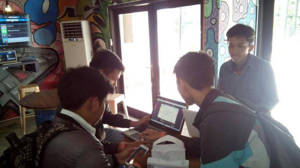 BeFunNColorful's tweet photo. @azphtaprmna @naasyir_auladi1 @mauliarsalan20 browsing sambil hangout bareng di #loopatationBDG #RabuGar http://t.co/zLP5gQJpJT