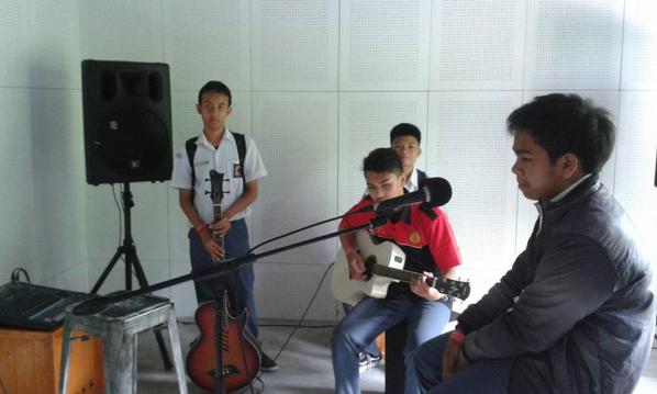 BeFunNColorful's tweet photo. Ngeband dulu pulang sekolah bareng @azphtaprmna @frhnmwhd @nirwansyahRASTA http://t.co/Bir6MatfST