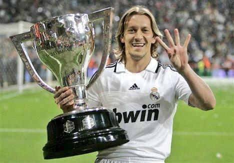 Happy Birthday to former Real Madrid player Michel Salgado! He won 11 trophies, including 4 La Liga titles & 2 UCLs. 