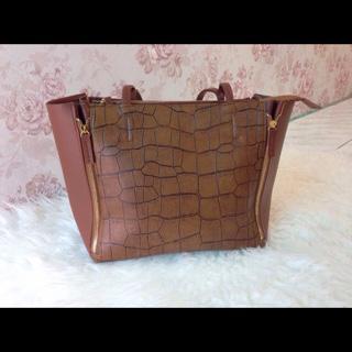youmnabelle's tweet photo. Celine cabas croco brown 200rb http://t.co/8K0C7MGbgP