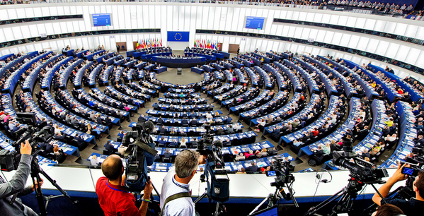 Europarl_FR's tweet image. Le discours de @JunckerEU est terminé, au tour des groupes politiques. Direct: bit.ly/10lZkdd #EP2014 #EC2014
