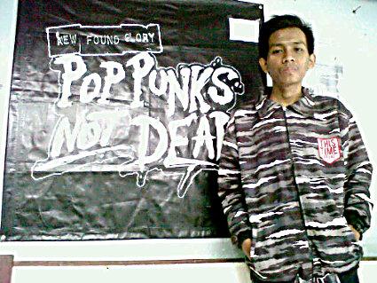 Andidot_'s tweet photo. @thistimebrand. Pop punk not dead @amploprecords http://t.co/uuHObwKqoP