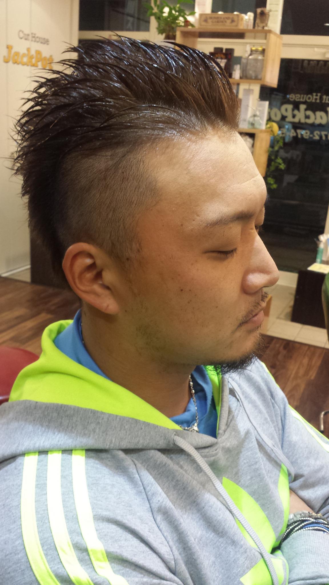 Cut House Jackpot ギャングキングスターヘア いかつくしぶい男になるにはコレ 男の生き様をそのまま髪型にしたヘアで オリーブアッシュでクスミの中にツヤ感をプラス 仕上げはウイウイ デザインジャム １０ でシャープな立ち上がとウォータリーなツヤを