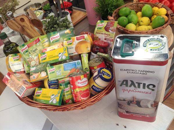 Eleni_AlphaTV's tweet photo. Καντε retweet στην φωτο και 2 απο εσας κερδιστε απο 1 πακετο με προιοντα! http://t.co/5O0DatGOvl