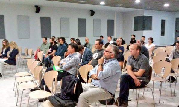 jorgeosuna666's tweet photo. Esto está lleno "@Cland_Andalucia: @ClusterConoc @maimonaorg #Caceres #garaje2.0 @jorgeosuna666 http://t.co/VGfSdYdM9b"