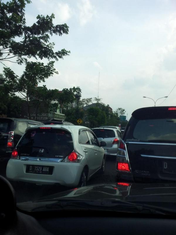 unwatisu's tweet photo. @PRFMnews ; jln Pelajar Pejuang 45 maceeeeeeeet, ada apa ? http://t.co/bfwabqbcrc