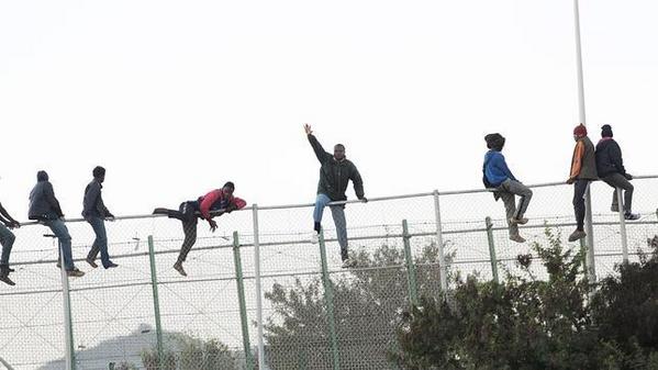 FuerzasDelOrden's tweet photo. Inmigrantes del CETI de Melilla apedrean a los agentes durante un nuevo asalto a la valla. http://t.co/kcUhQqxhMD http://t.co/TeXLWjS9jy