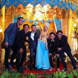 Happy wedding gitaris kita @DiegoAxelle semoga menjadi keluarga yang samawa dan rocknroll..asyiekk yaa