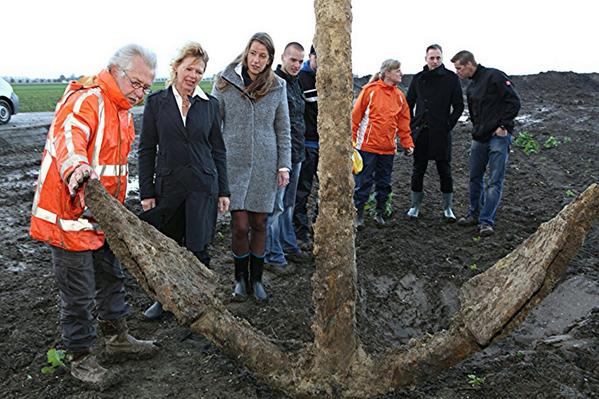 Wethouder <a href="/sparreboom_j/">Janneke Sparreboom</a> bekijkt unieke vondst groot anker uit vermoedelijk VOC-tijd op perceel #OMALA