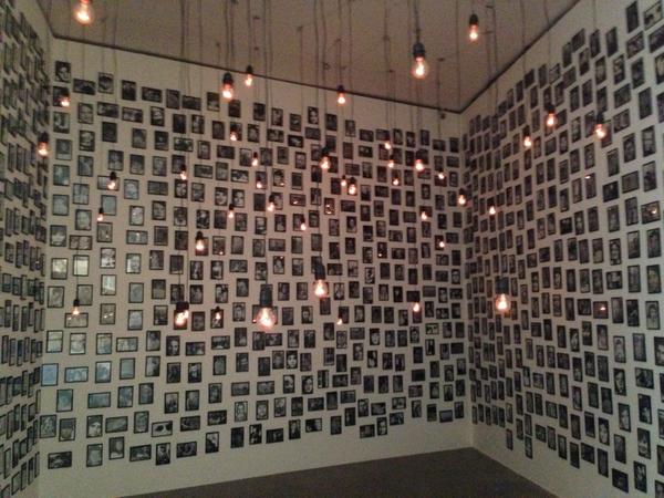 MuseoGuggenheim's tweet photo. #Boltansky nos rodea de personas para evocar la muerte al tiempo que reflexiona sobre la pérdida de identidad http://t.co/wN3pV7zJZK
