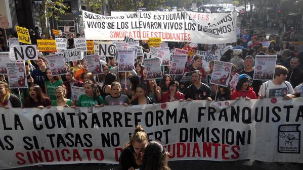 SindicaEstudian's tweet photo. Empieza la manifestación de estudiantes en Madrid ¡Wert dimisión! http://t.co/7r6rSLt61v