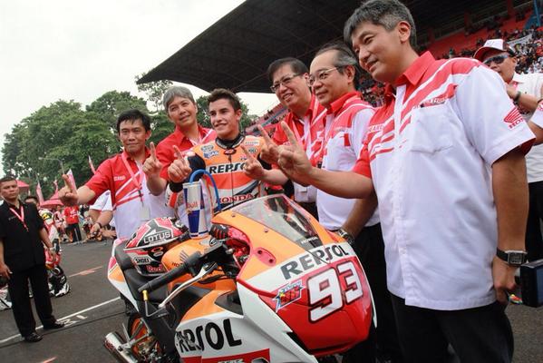 welovehonda's tweet image. Juara Dunia MotoGP Marc Marquez yang menikmati pengalamannya selama di Indonesia

welovehonda.com/jumpai-fans-di…