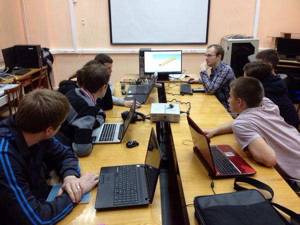 HackspaceTgn's tweet image. В #HackSpace кипит работа по проектированию гусеничных роботов.