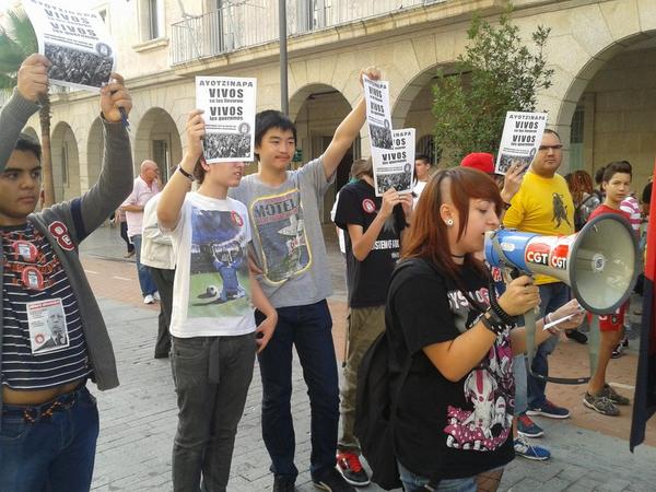 SEdHuelva's tweet photo. en apoyo a los compañeros en mexico que estan luchando y muriendo.
Y por una huelga general de la comunidad educativa http://t.co/4q8RxdQICZ