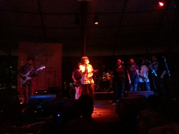_HOPLA4's tweet photo. Malam semakin berwarna dengan penampilan Bungabel ft Baking Soda.. hanya di @_HOPLA4 :)) #HOPLA4 http://t.co/Wh0OP4m0K8