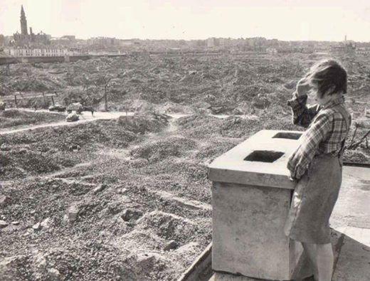 HistoryInPics's tweet photo. Girl looks out over the ruins of the Warsaw Ghetto, 1945 http://t.co/1fCkPZSu3D