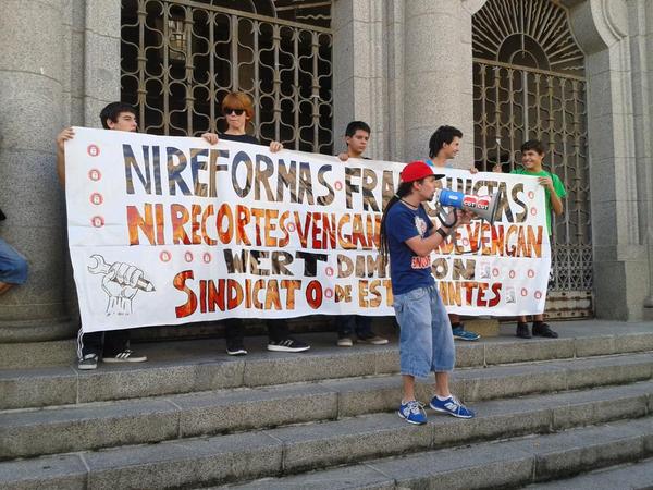 SEdHuelva's tweet photo. en apoyo a los compañeros en mexico que estan luchando y muriendo.
Y por una huelga general de la comunidad educativa http://t.co/4q8RxdQICZ