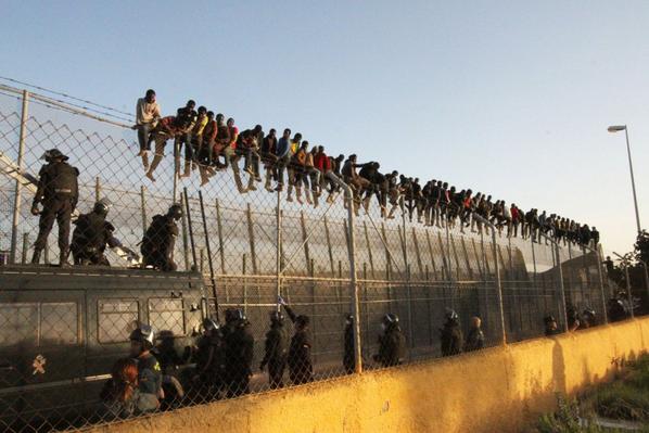 butacondelgarci's tweet photo. Hombres colgados como cuervos, hambrientos de libertad, ciegos de desesperación. Vergüenza de Humanidad http://t.co/1Bb5OK1r6v