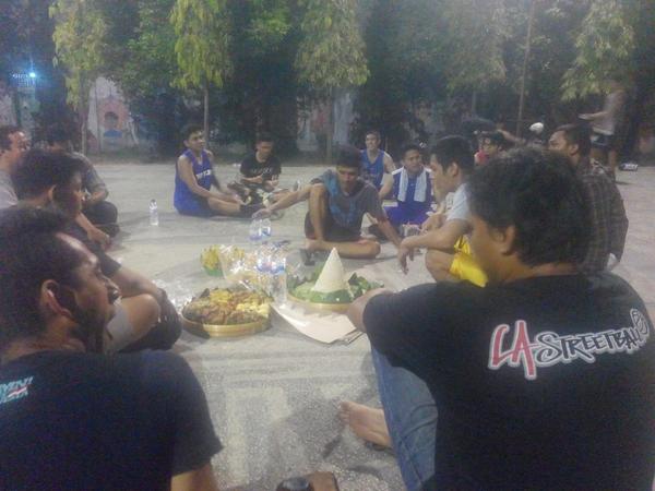 Syukuran.. <a href="/yudhi_dwianto/">Yudhidwianto</a> sbg allstar <a href="/LA_Streetball/">LA Streetball</a> 2014 di lapangan 031. Selamat yak..