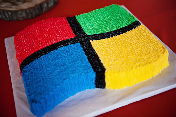 RT pour souhaiter un bon anniversaire à #Windows7 qui fête ses 5 ans aujourd'hui !