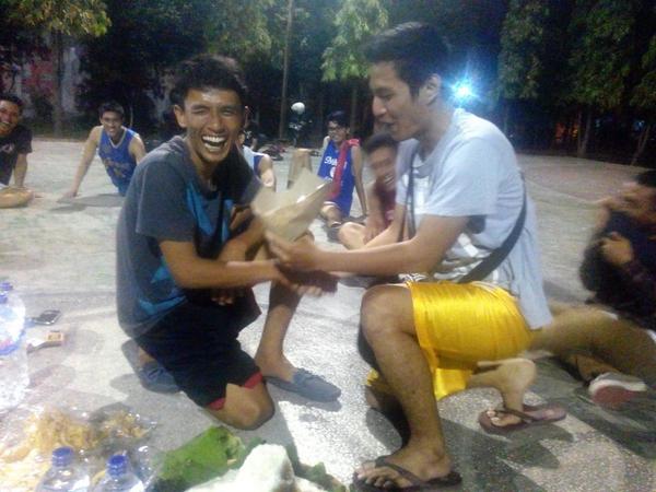 Seserahan pucuk tumpeng dr pak ketua 031, <a href="/BrianGonjo/">Brian C Hutabarat</a> kpd mas allstar <a href="/LA_Streetball/">LA Streetball</a> 2014, <a href="/yudhi_dwianto/">Yudhidwianto</a>