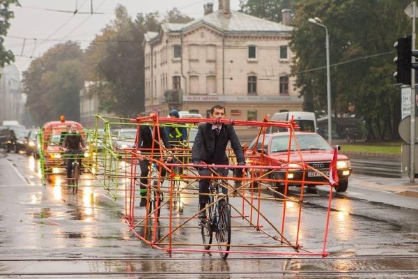 underscorelive's tweet image. Cycling activists create car skeletons to protest against single occupancy cars bit.ly/1sVyu6u #creative