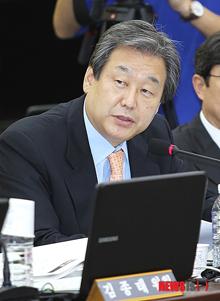 김무성이 언제부터 미래권력이냐!!!! 
국민들에게 물어봤냐 ?김무성이 미래권력이게.미래의 권력은 박근혜가 지명한다.박근혜의 철벽고정40% 없이는 새누리의 그 누구도 미래권력 아니다.대통령 당선되기 어렵다