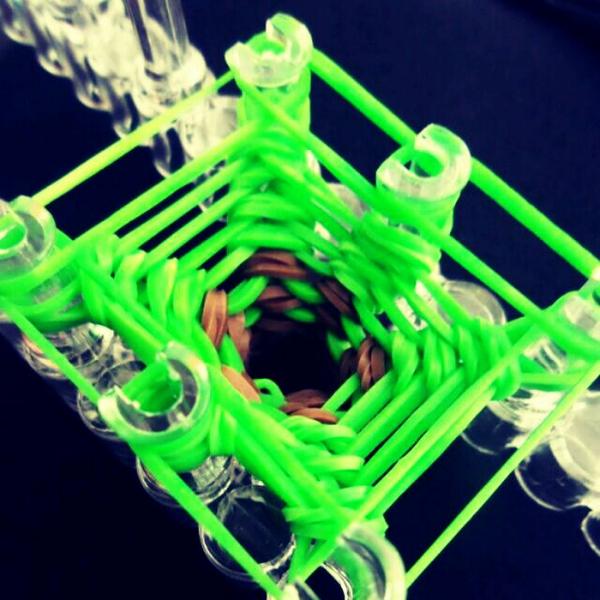 Loomania_NL's tweet photo. New creation / nieuwe creatie! #green #groen #brown #bruin #looming #loombands #Loom http://t.co/UebXWo7kHY