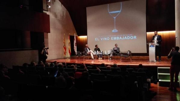 directivosAdea's tweet photo. #JornadasAdea Ultima ponencia dedicada al mundo del vino con Fernando Mora @latidosdevino http://t.co/6ubFiTr0kn