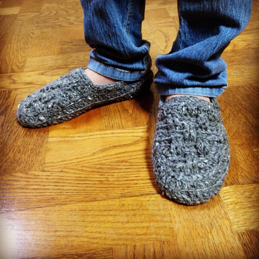 Miwa 息子のオーダーにより 彼のサイズのルームシューズを編みました 手持ちの100均糸一玉と フェルト底 をケチって靴の中敷で代用したので 笑 材料費は0円 バスケット模様がわかり