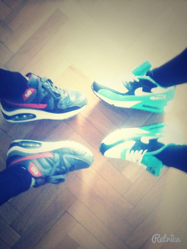 albavegagr's tweet photo. Jair max de @LoraFuckYou  vs Air max mías 💕 http://t.co/hN7ZLzHusf