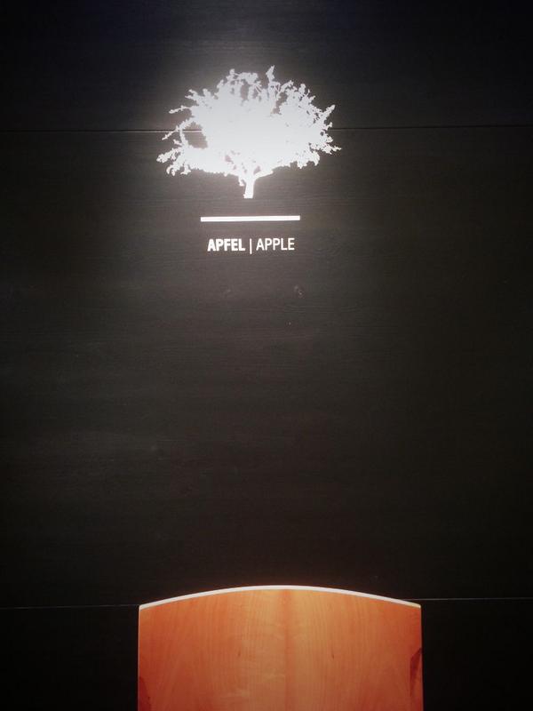stillsbranding's tweet photo. Showing off natural material choice #Orgatec2014 http://t.co/7D4fIEMP6w
