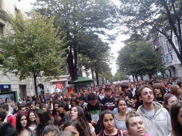 carlotatudela's tweet photo. Manifestación estudiantil en Bilbao. ¡La lucha, el único camino! @SindicaEstudian http://t.co/OIVIB41B0Q