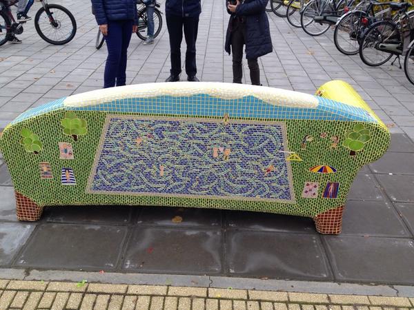 JohanHamster's tweet photo. Prachtige "social sofa" met tekeningen van buurtkids onthuld ter gelegenheid afronding complete project Mfa Noordstee http://t.co/kSDGqianJi