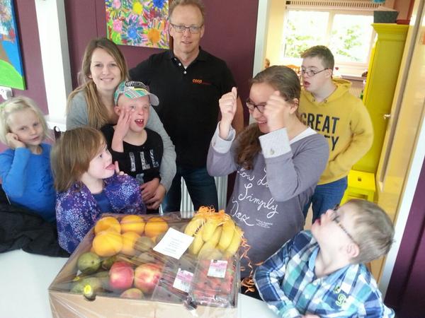 Vandaag hebben wij van Henry Hubers namens <a href="/mijnCoop/">Coop Supermarkten</a> uit Vinkel een grote fruitmand gekregen! Bedankt! <a href="/LimaLianne/">Lianne van Genugten</a>