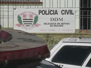 g1's tweet photo. Criança de 8 anos suspeita de passar mais de 5 mil trotes é flagrada pela PM http://t.co/ShTYSC9JDq #G1 http://t.co/J4tV84yClx